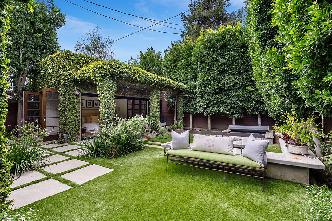 Bradley Coopers Longtime Venice Ca Home Overflowing With Greenery Is Up For Sale X