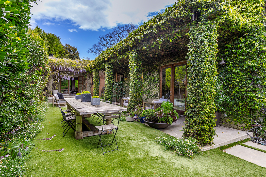 Bradley Coopers Longtime Venice Ca Home Overflowing With Greenery Is Up For Sale W