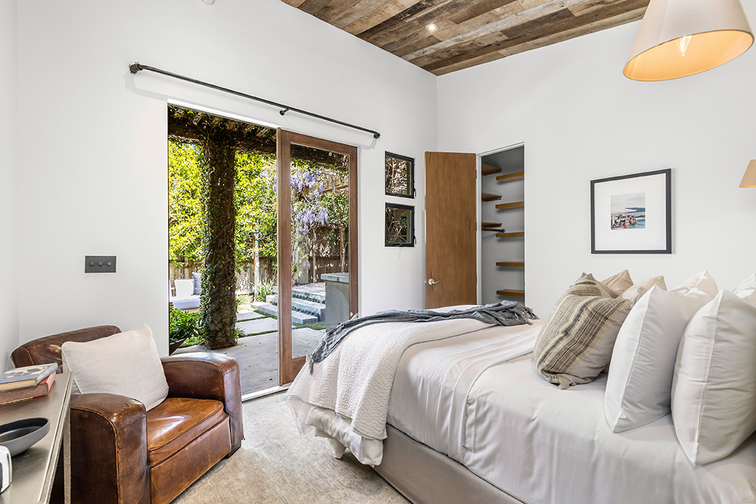 Bradley Coopers Longtime Venice Ca Home Overflowing With Greenery Is Up For Sale M