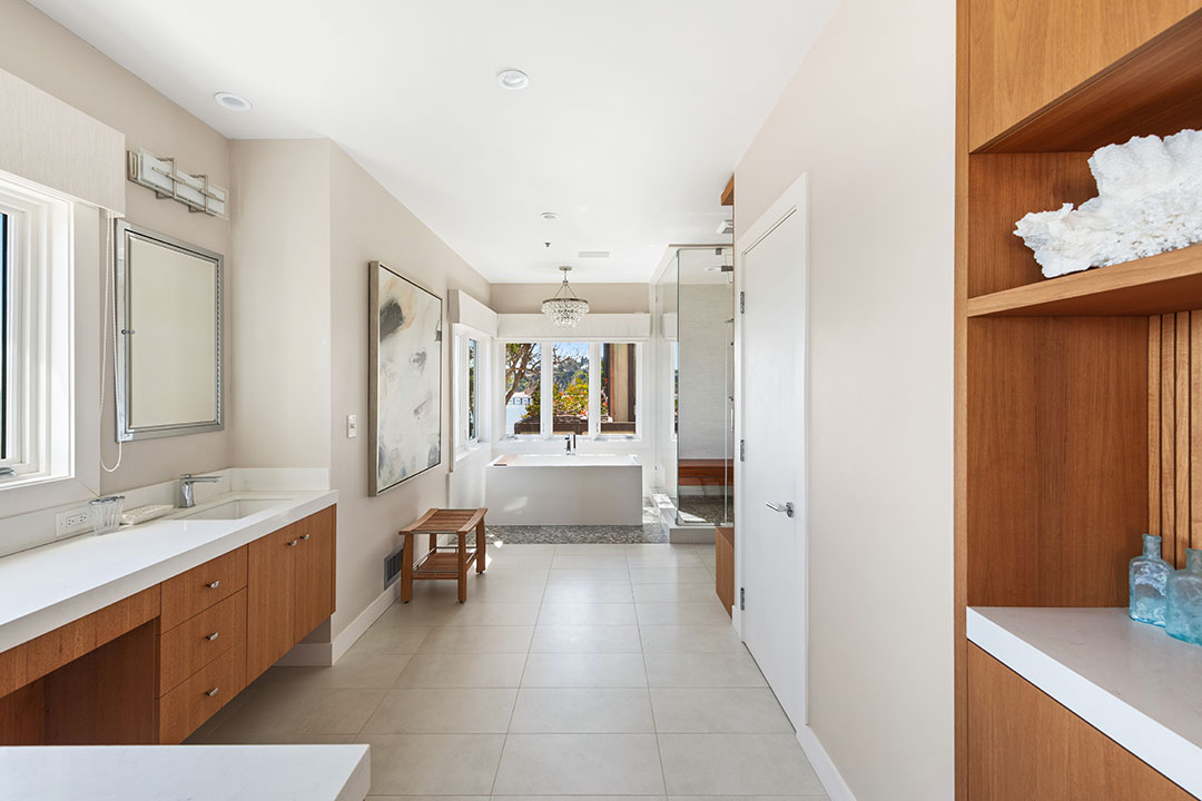 18 Chris Chelios Bathroom