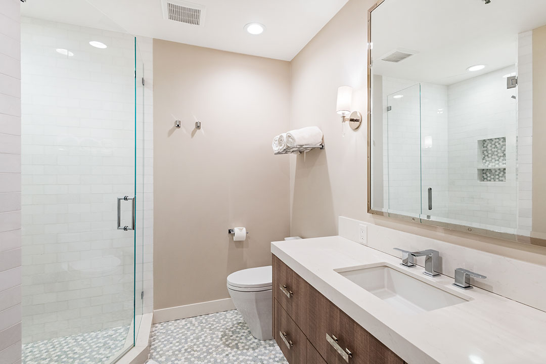 24 Chris Chelios Guest Bath