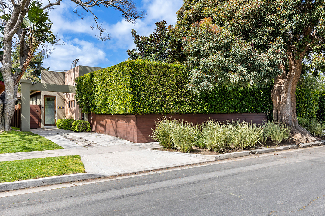 Bradley Coopers Longtime Venice Ca Home Overflowing With Greenery Is Up For Sale A