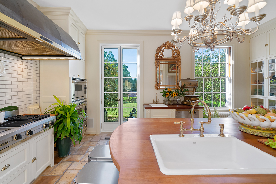 Storied Beechwood Manor Along New Yorks Gold Coast Lists For Close To 8m G