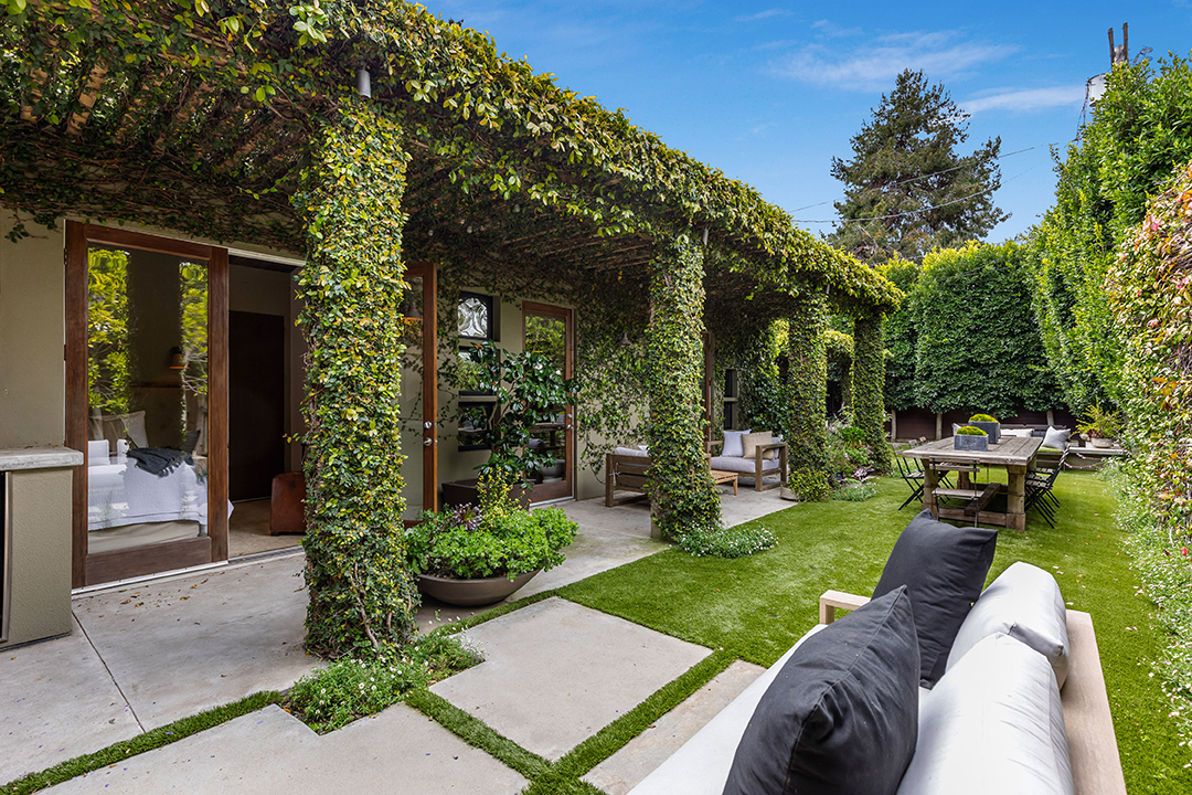 Bradley Coopers Longtime Venice Ca Home Overflowing With Greenery Is Up For Sale Y