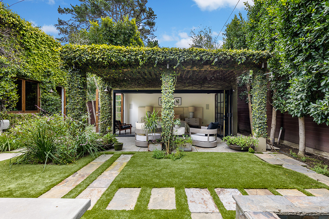 Bradley Coopers Longtime Venice Ca Home Overflowing With Greenery Is Up For Sale T