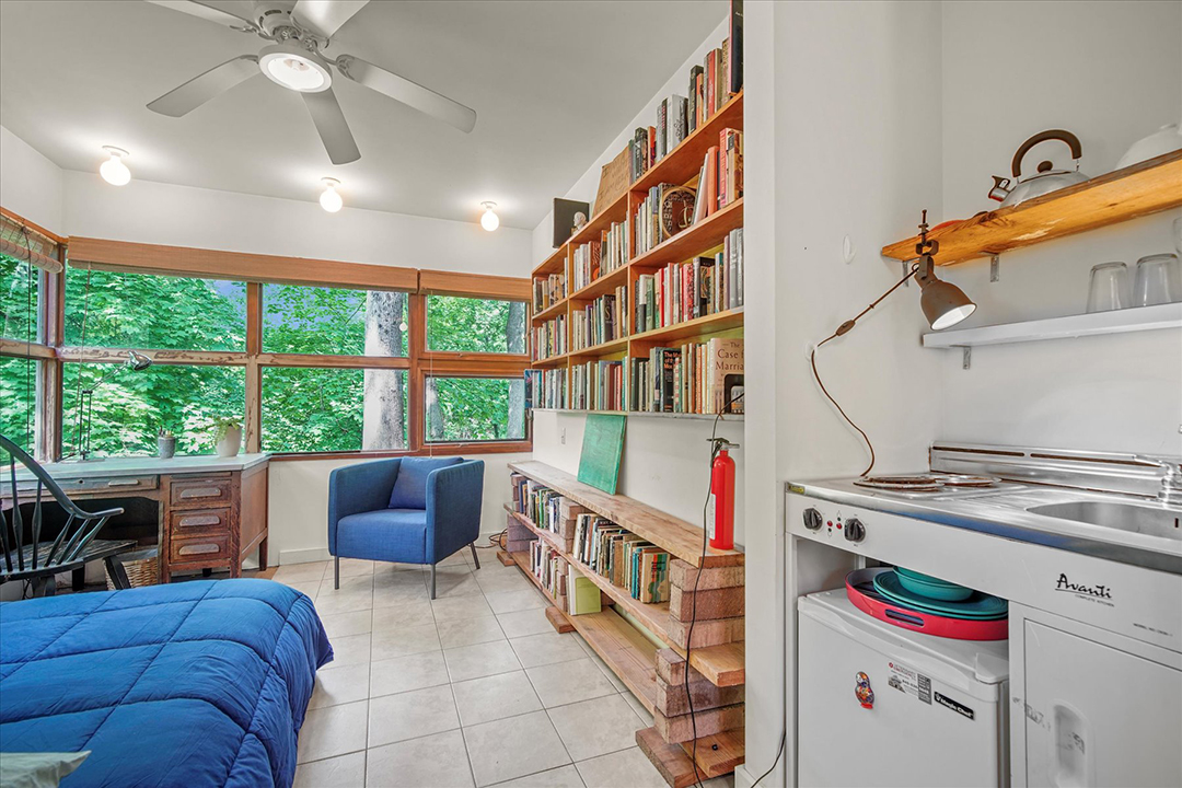 The Longtime Retreat Of Great American Artist Jasper Johns Asks 600000 In Stony Point M