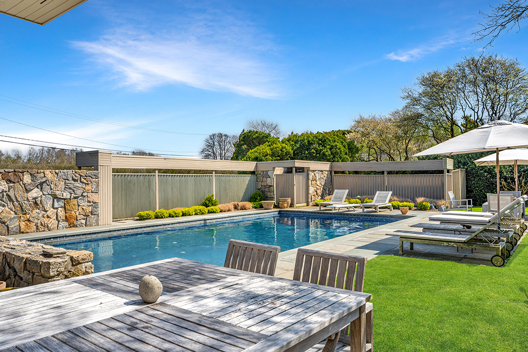 A Norman Jaffe Stunner In Bridgehampton Is Available To Rent For 90000 D
