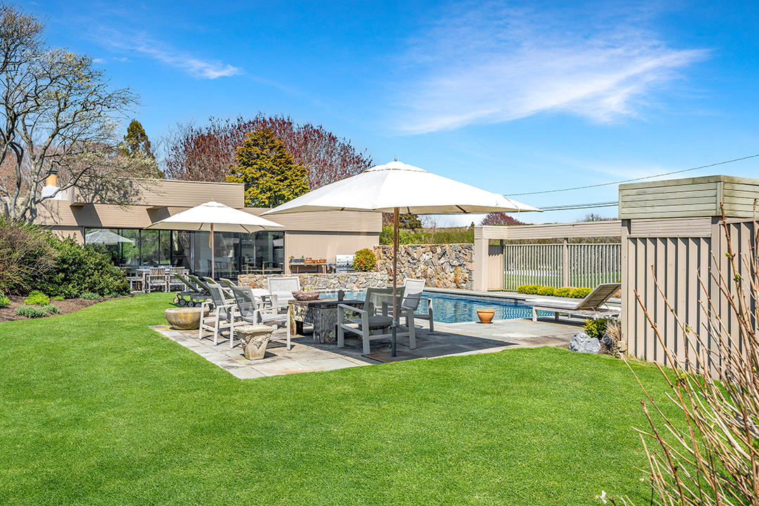 A Norman Jaffe Stunner In Bridgehampton Is Available To Rent For 90000 G