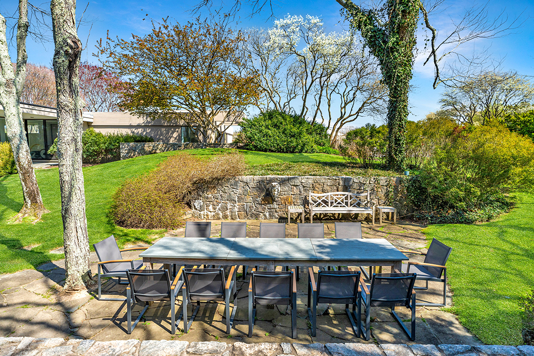 A Norman Jaffe Stunner In Bridgehampton Is Available To Rent For 90000 H