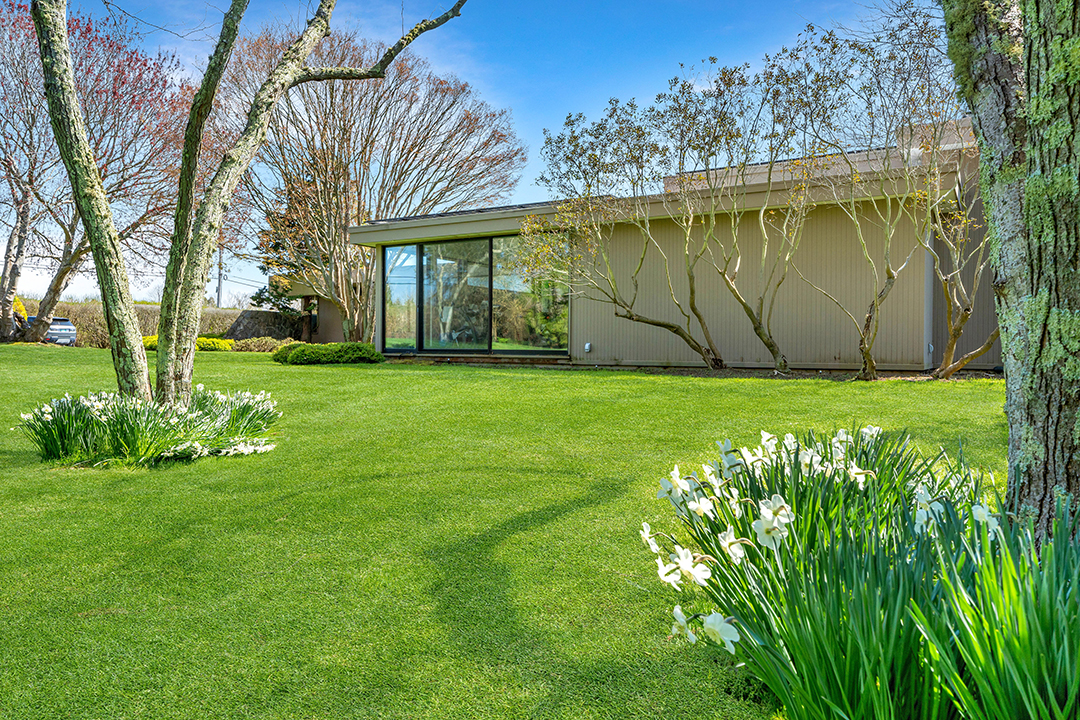 A Norman Jaffe Stunner In Bridgehampton Is Available To Rent For 90000 I