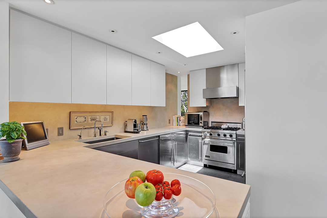 A Norman Jaffe Stunner In Bridgehampton Is Available To Rent For 90000 P