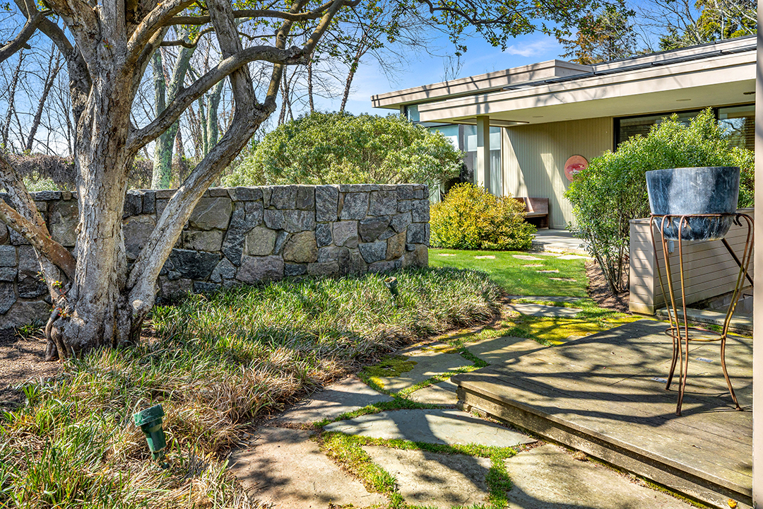 A Norman Jaffe Stunner In Bridgehampton Is Available To Rent For 90000 C