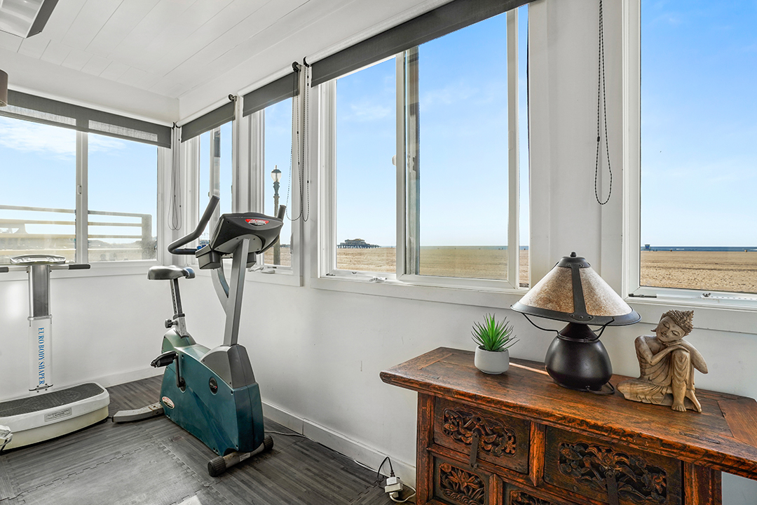 Actor Donald Sutherland Designed And Formerly Owned This Santa Monica Beach House Now Available To Rent 18