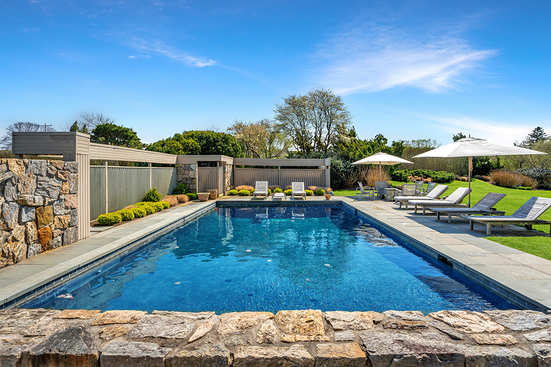 A Norman Jaffe Stunner In Bridgehampton Is Available To Rent For 90000 E