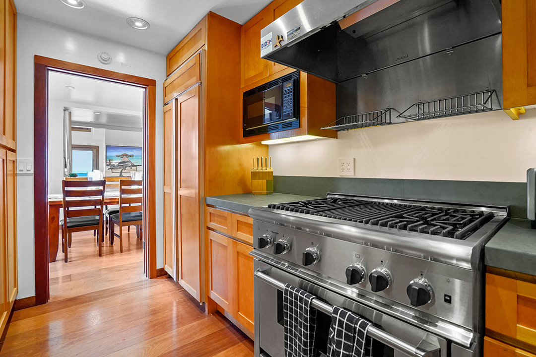 Actor Donald Sutherland Designed And Formerly Owned This Santa Monica Beach House Now Available To Rent 11
