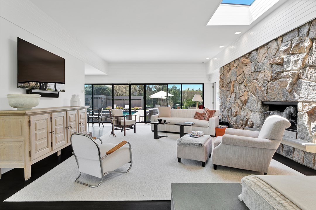 A Norman Jaffe Stunner In Bridgehampton Is Available To Rent For 90000 M