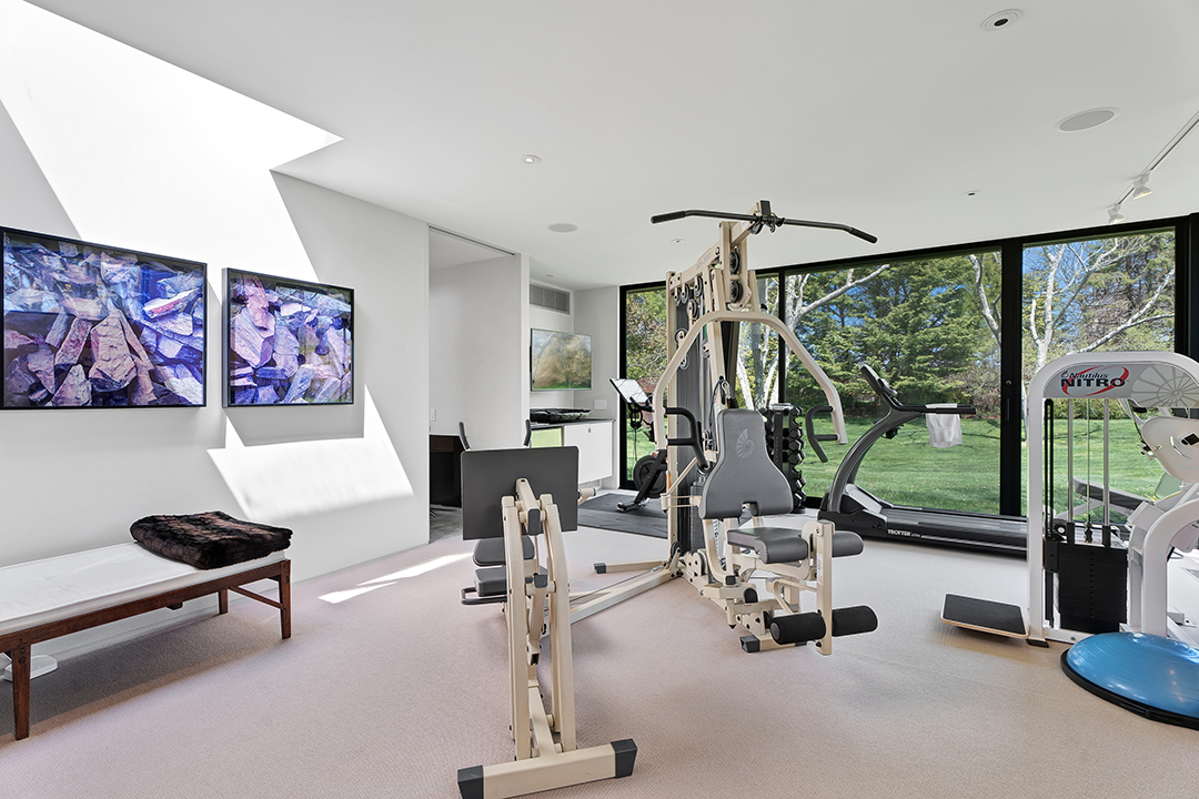 A Norman Jaffe Stunner In Bridgehampton Is Available To Rent For 90000 R