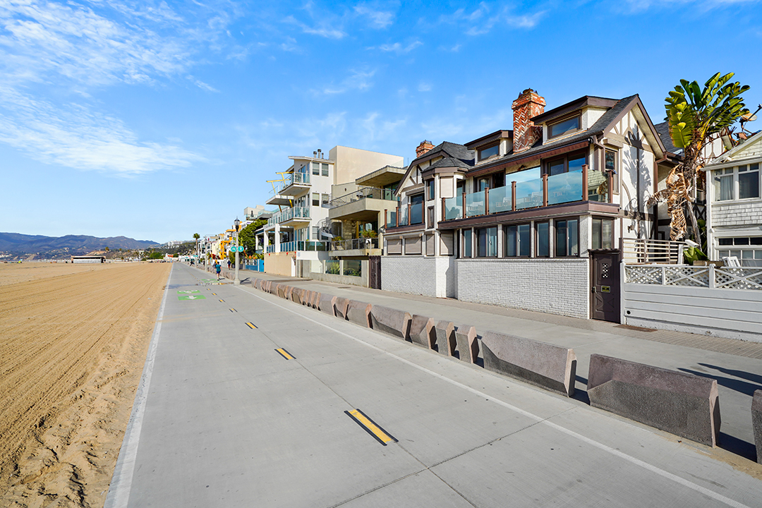Actor Donald Sutherland Designed And Formerly Owned This Santa Monica Beach House Now Available To Rent 23