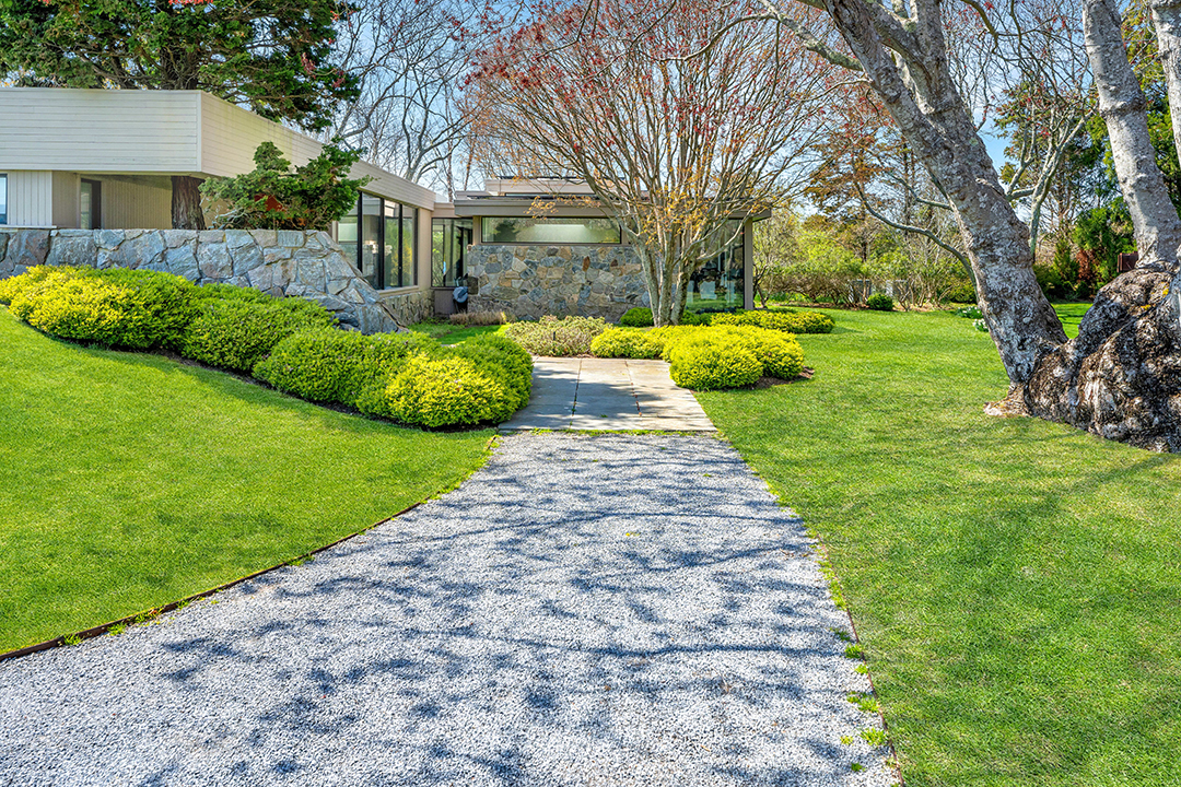 A Norman Jaffe Stunner In Bridgehampton Is Available To Rent For 90000 B
