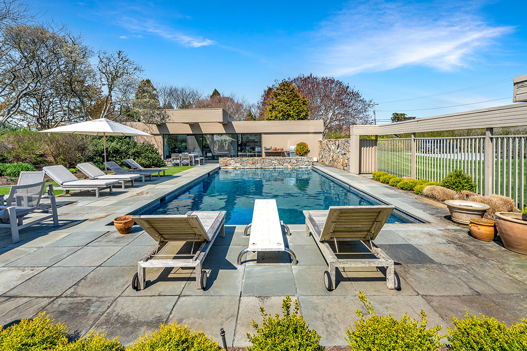 A Norman Jaffe Stunner In Bridgehampton Is Available To Rent For 90000 F