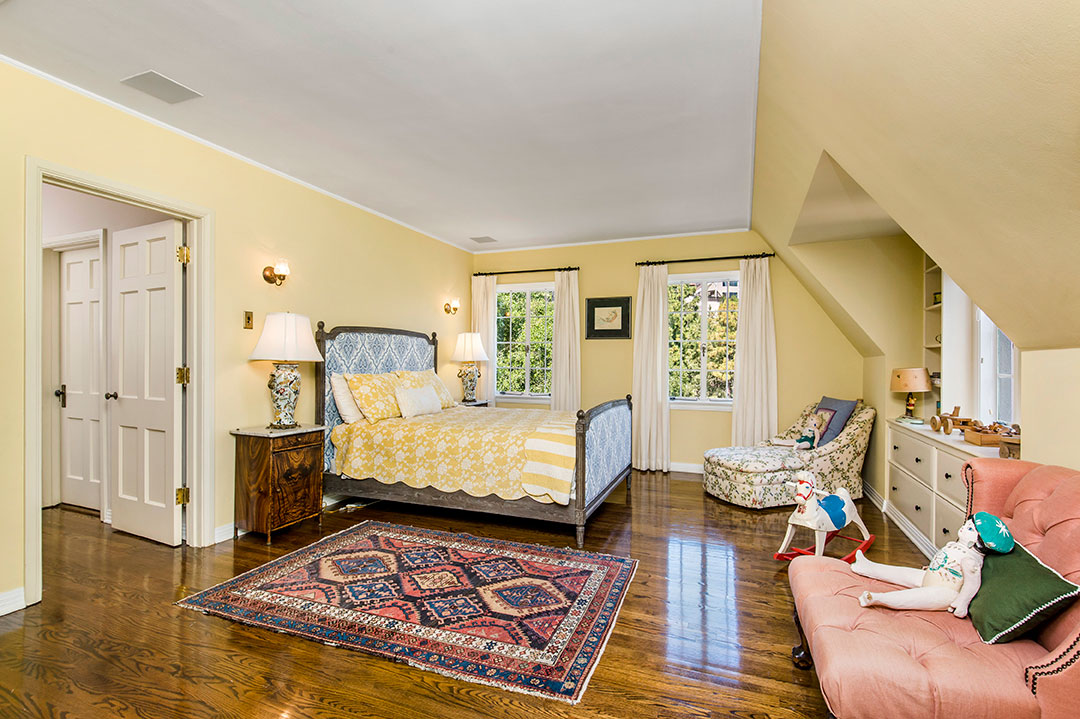 32 Walt Disney Yellow Bedroom