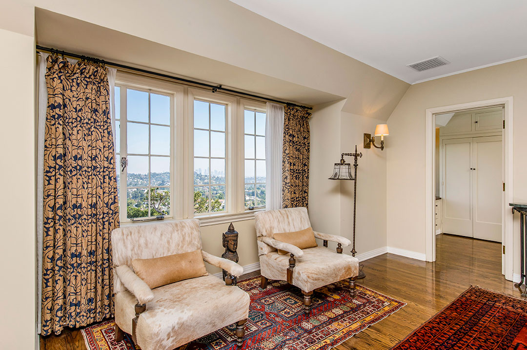 28 Walt Disney Sitting Area