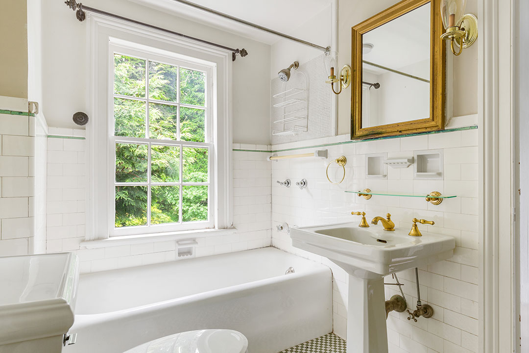 28 Andre Leon Talley White Bathroom