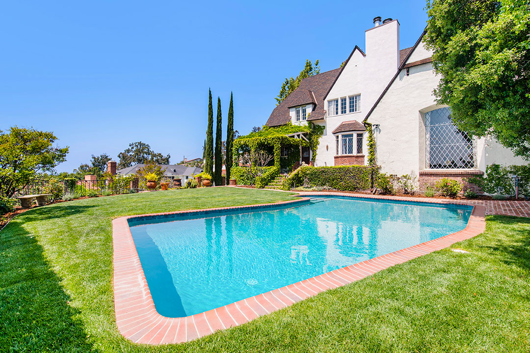 41 Walt Disney Pool And Yard