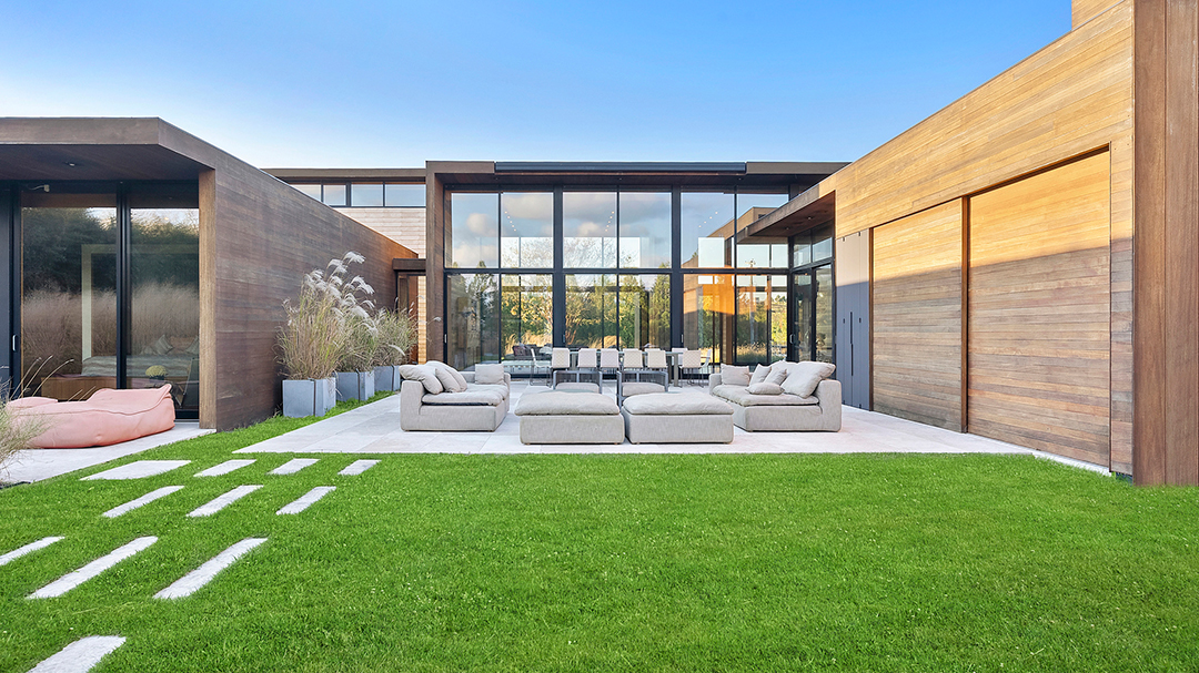 A Pr Pros Custom Built Bridgehampton Getaway Designed By Bates Masi Looks For 15 9m J