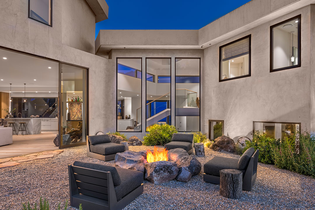 39 Decorist Founder Firepit
