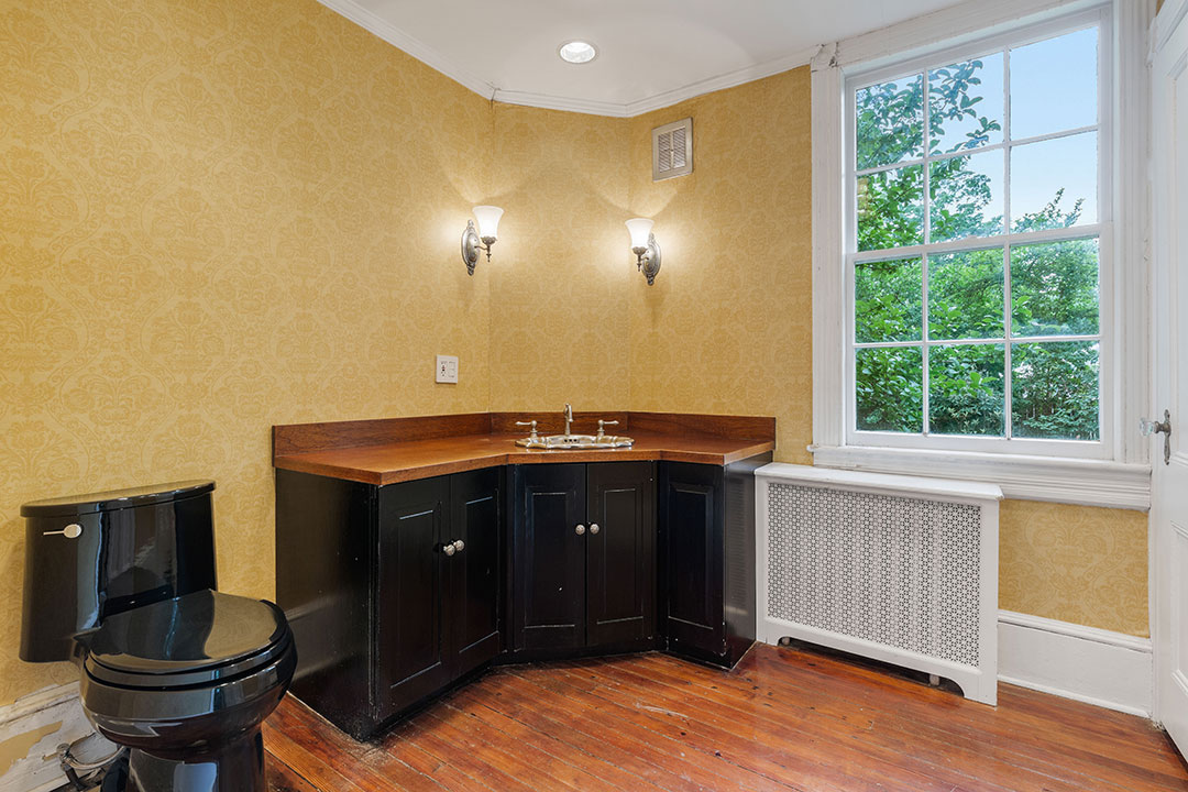 21 Andre Leon Talley Bathroom