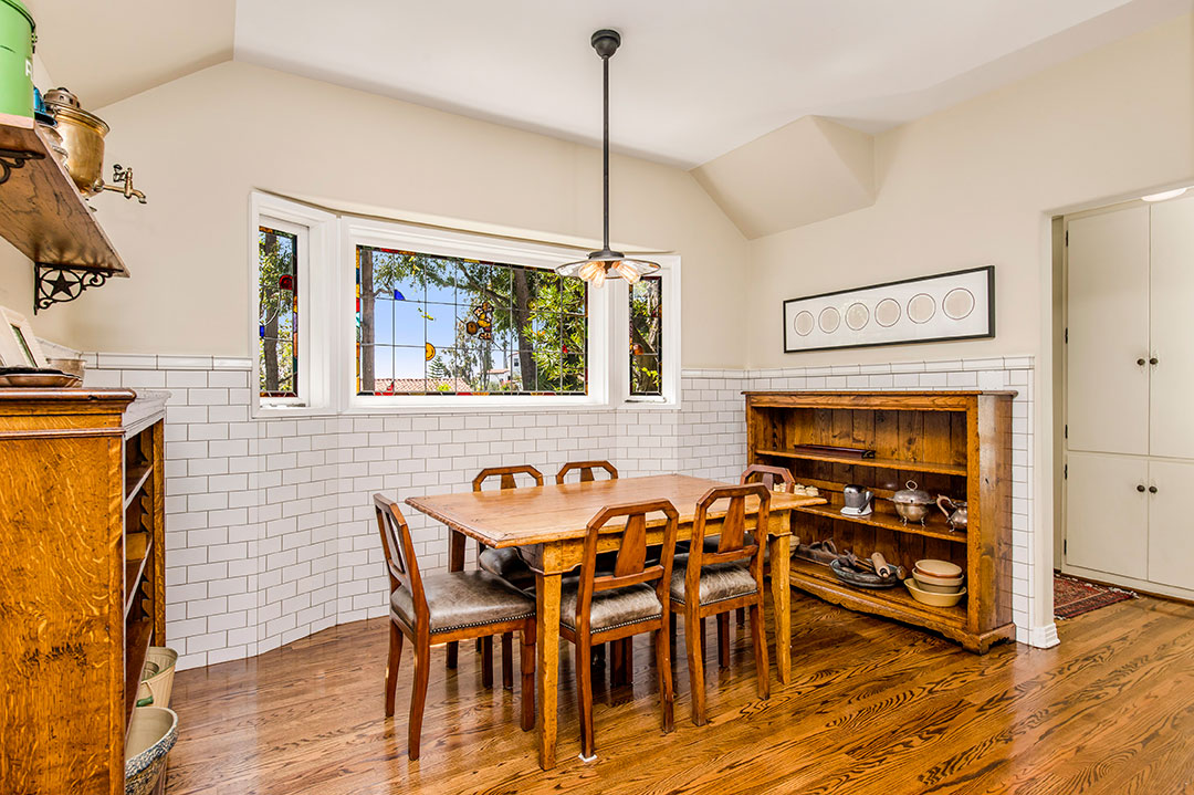 16 Walt Disney Breakfast Nook
