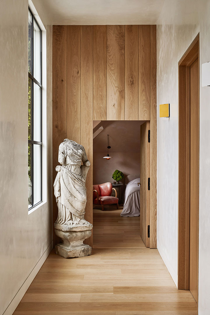 Tinder La Upstairs Hallwau