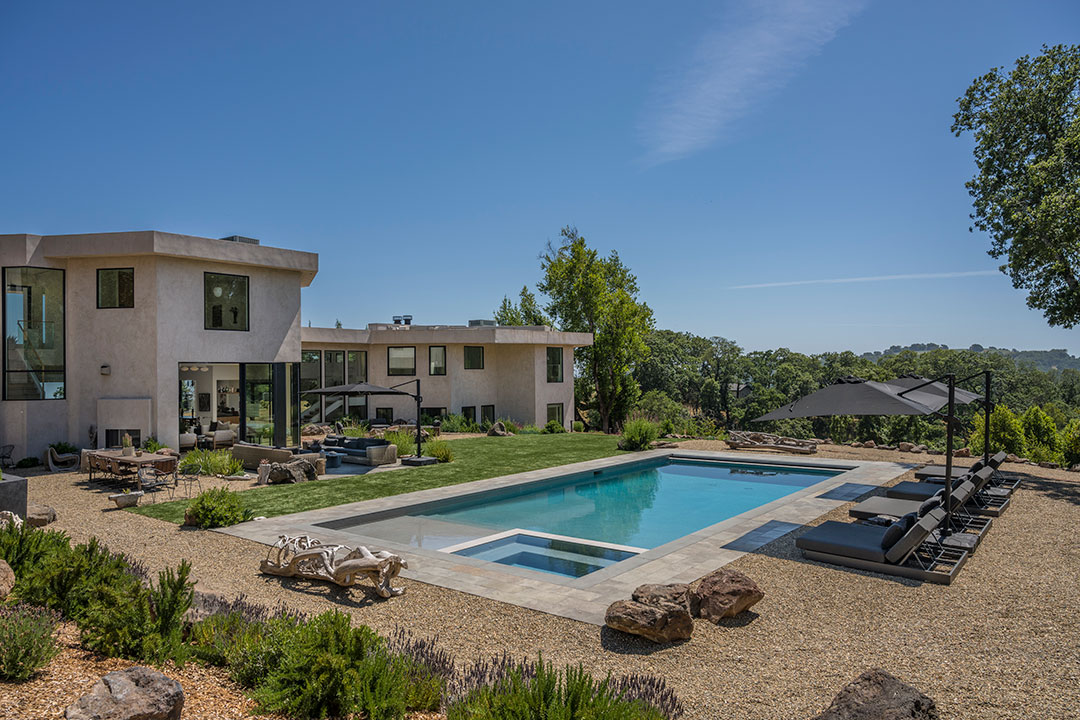 12 Decorist Founder Pool And House