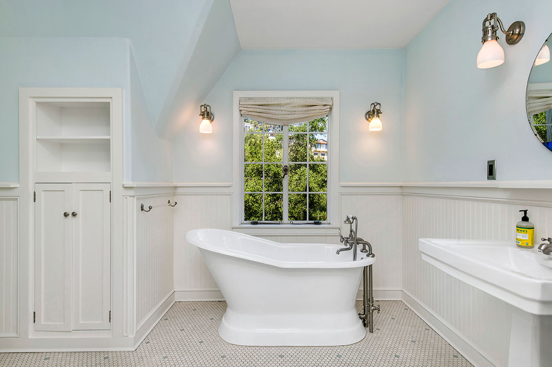 34 Walt Disney Bathtub