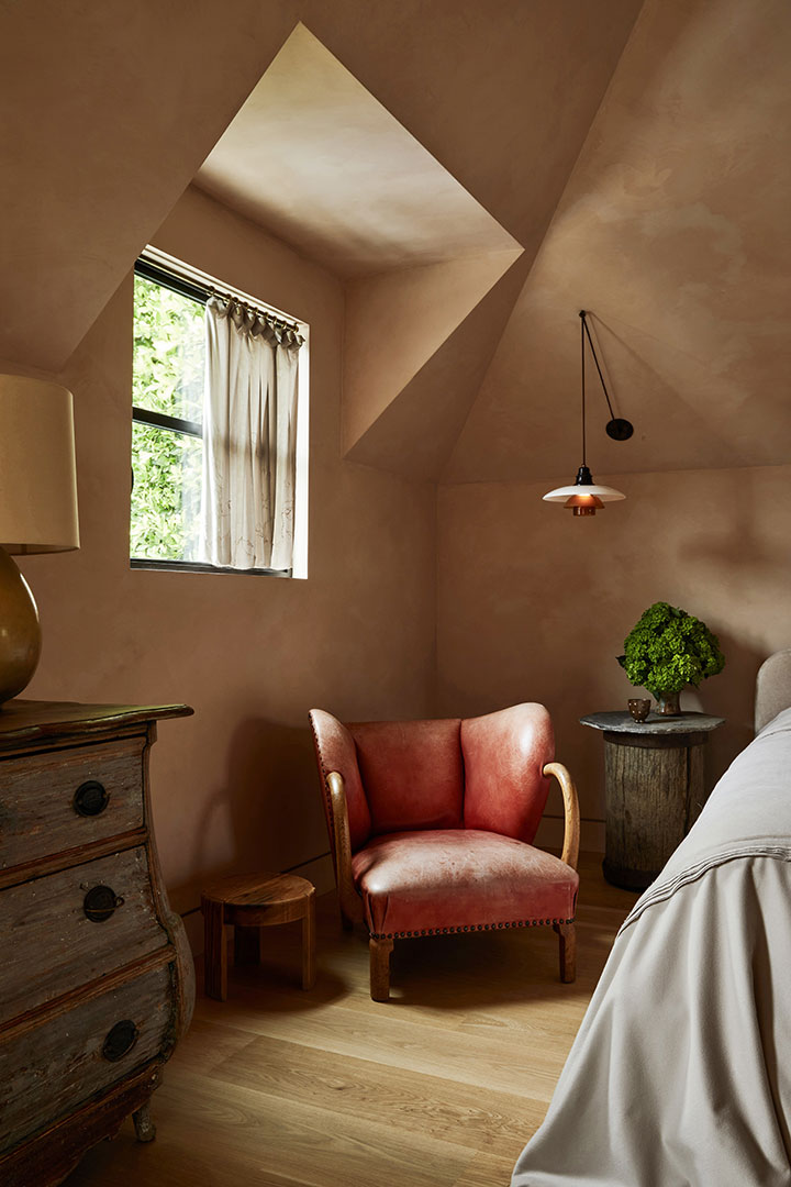 Tinder La Upstairs Bedroom