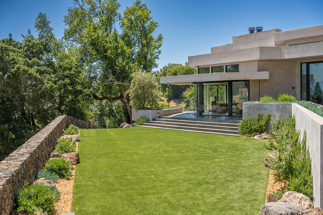 6 Decorist Founder Lawn