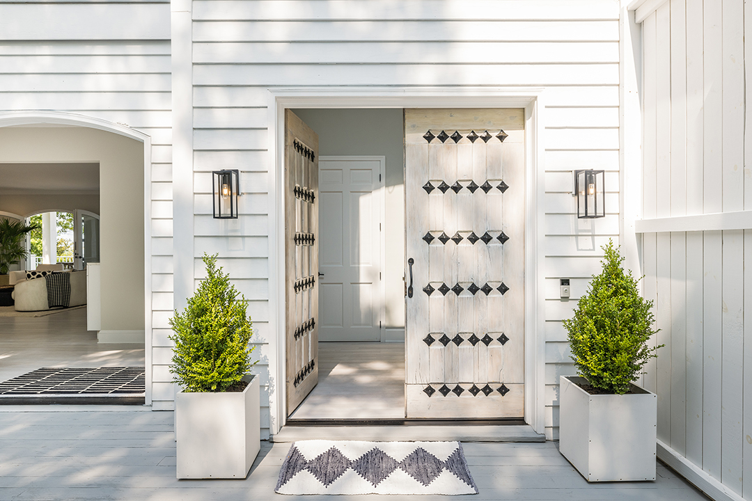 Actress Drea De Matteos Former Family Summer Home In East Hampton Hits The Market 26threemileharbordr Easthampton Exterior1 Credit Lena Yaremenko