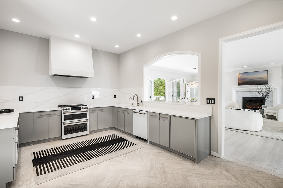 Actress Drea De Matteos Former Family Summer Home In East Hampton Hits The Market 26threemileharbordr Easthampton Kitchen 2 Credit Lena Yaremenko