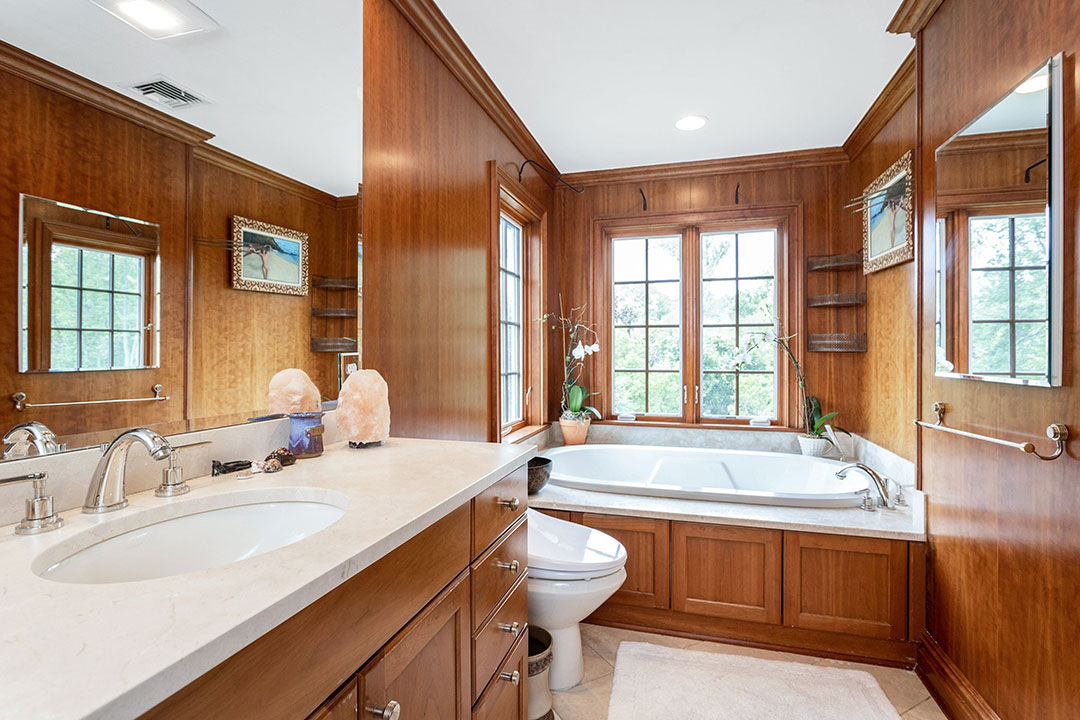 8 Versailles Farm Bathroom