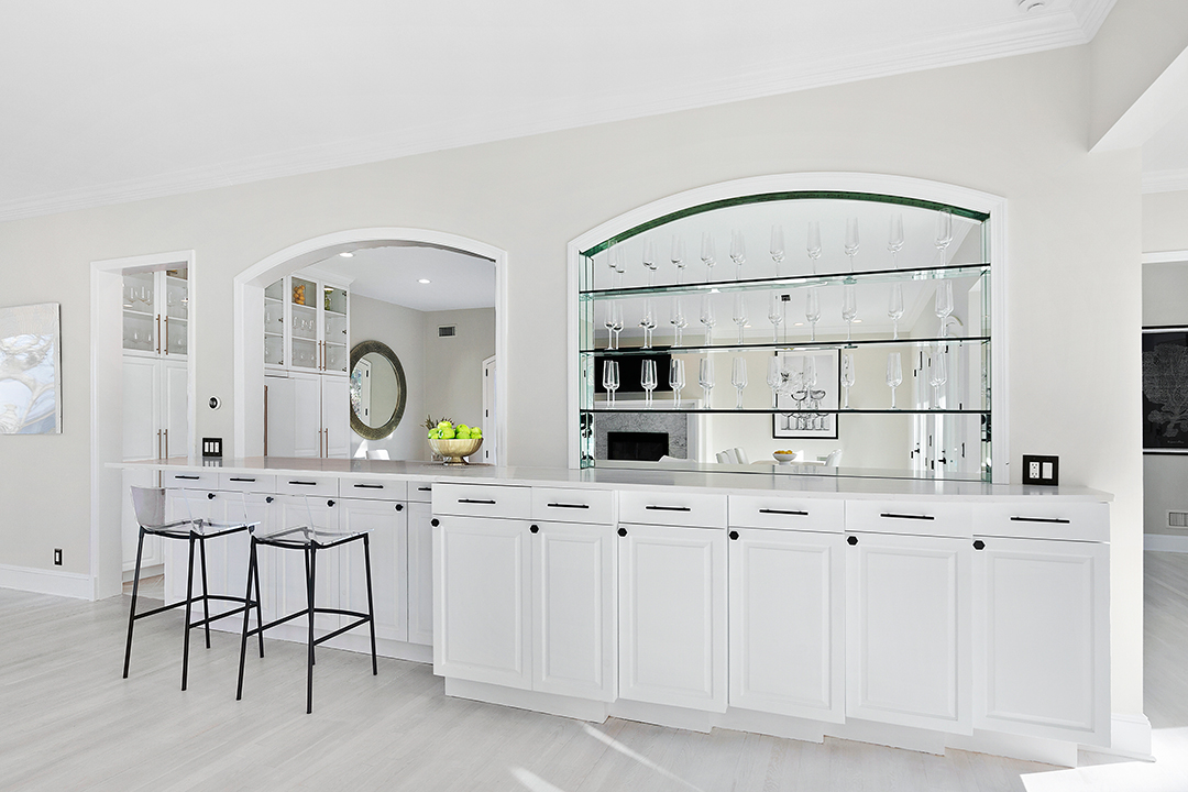 Actress Drea De Matteos Former Family Summer Home In East Hampton Hits The Market 26threemileharbordr Easthampton Bar Credit Susan Sims