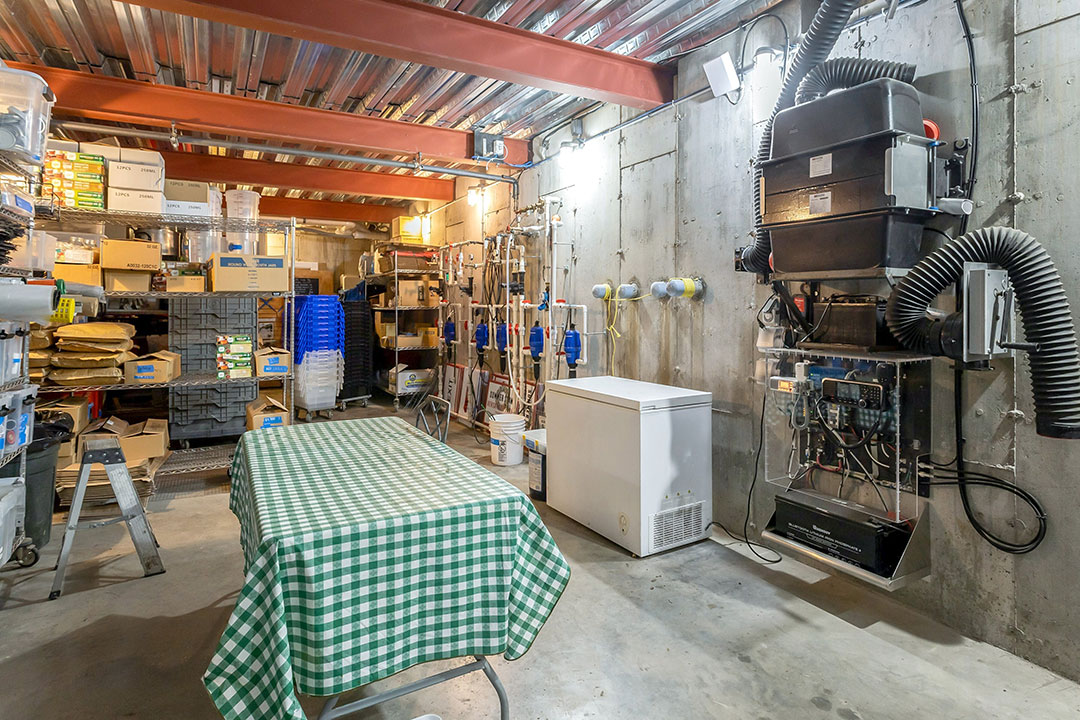 19 Versailles Farm Backroom