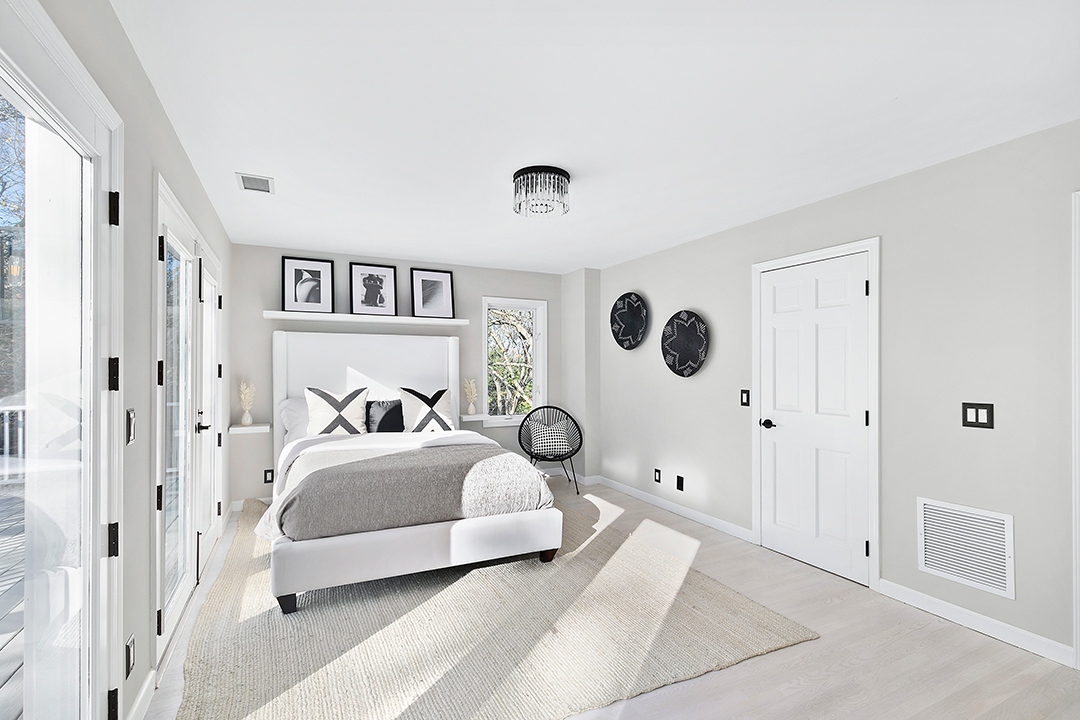 Actress Drea De Matteos Former Family Summer Home In East Hampton Hits The Market 26threemileharbordr Easthampton Bedroom Credit Susan Sims