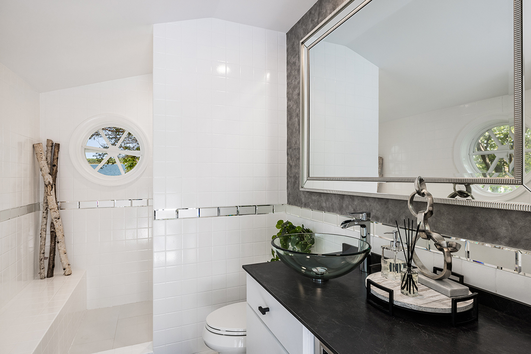 Actress Drea De Matteos Former Family Summer Home In East Hampton Hits The Market 26threemileharbordr Easthampton Bath5 Credit Lena Yaremenko