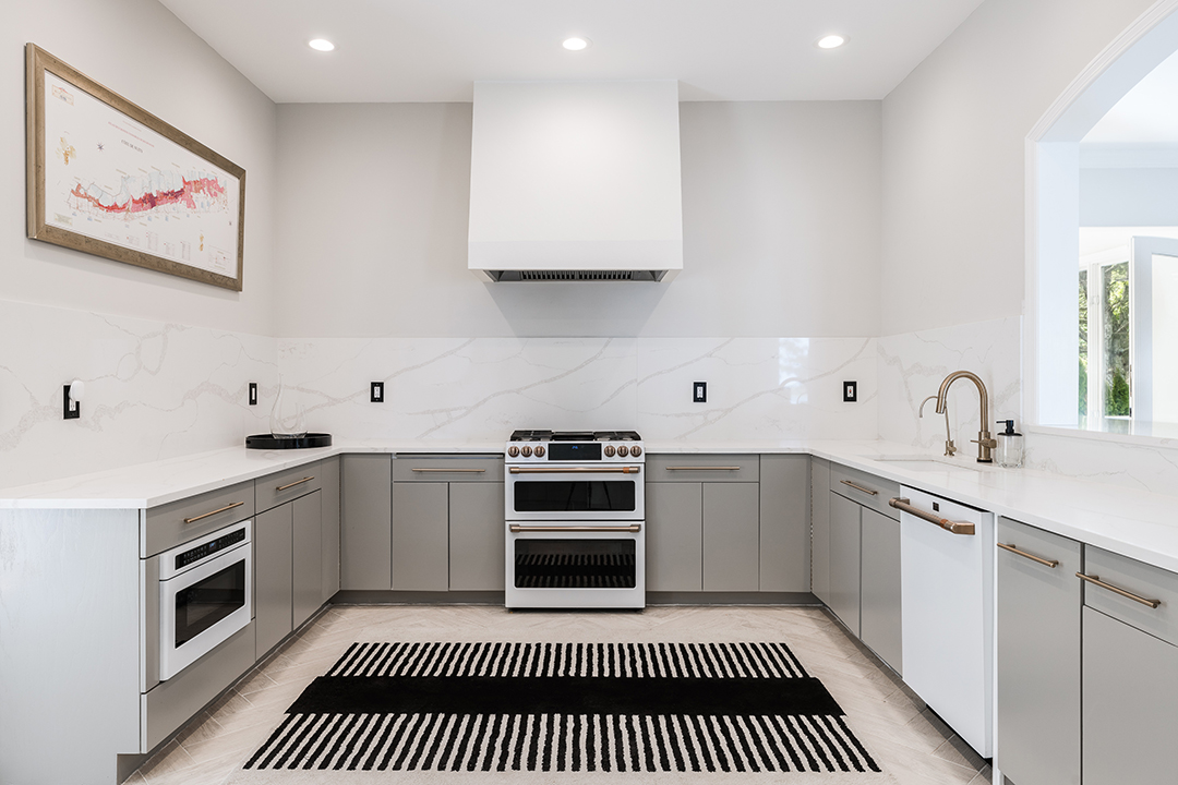 Actress Drea De Matteos Former Family Summer Home In East Hampton Hits The Market 26threemileharbordr Easthampton Kitchen 1 Credit Lena Yaremenko