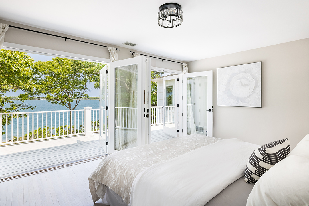 Actress Drea De Matteos Former Family Summer Home In East Hampton Hits The Market 26threemileharbordr Easthampton Bedroom 1 Credit Lena Yaremenko