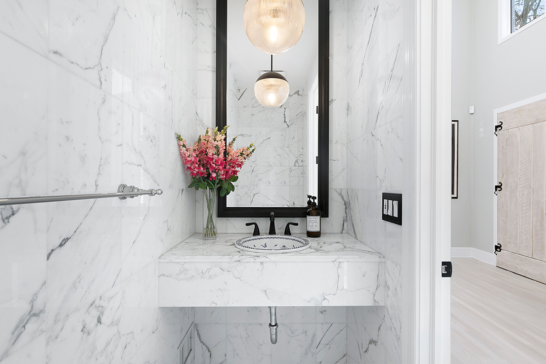 Actress Drea De Matteos Former Family Summer Home In East Hampton Hits The Market 26threemileharbordr Easthampton Powderoom Credit Susan Sims