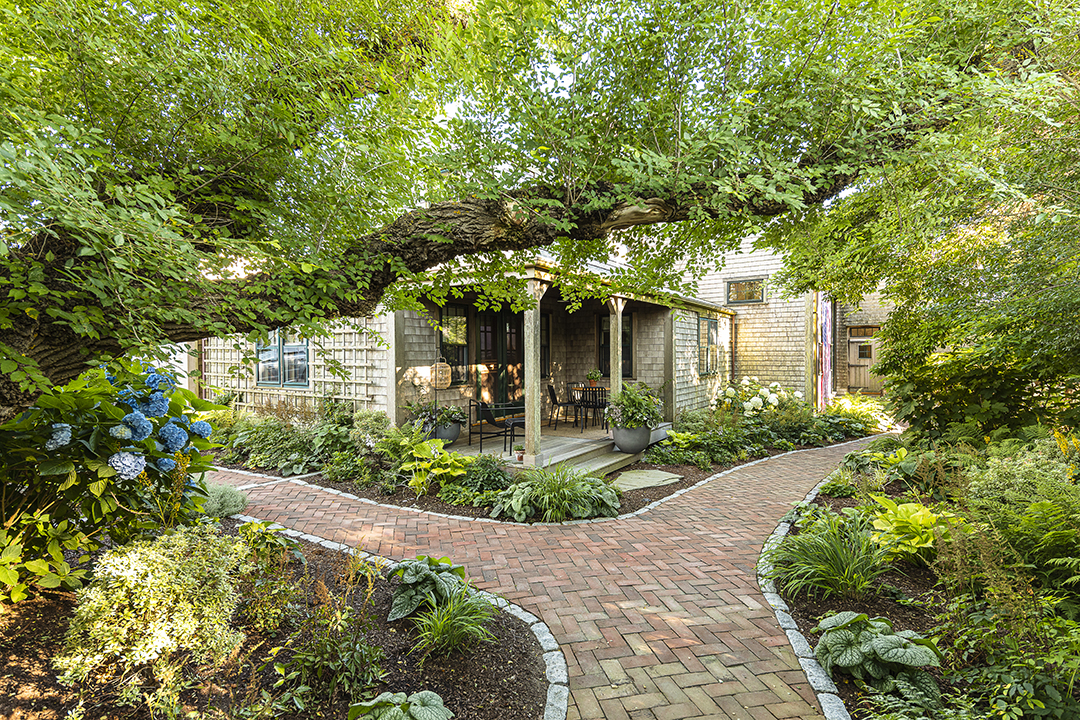 1 Projectnantucket Photo By Julie Bidwell Exteriorfrontsecretgarden 111754 Am Copy