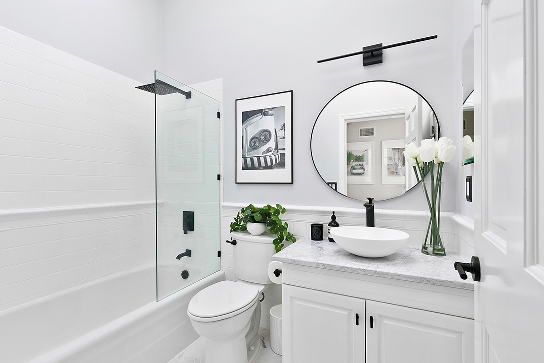Actress Drea De Matteos Former Family Summer Home In East Hampton Hits The Market 26threemileharbordr Easthampton Bathroom Credit Susan Sims