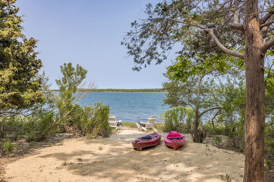 Actress Drea De Matteos Former Family Summer Home In East Hampton Hits The Market 26threemileharbordr Easthampton Beach Credit Lena Yaremenko